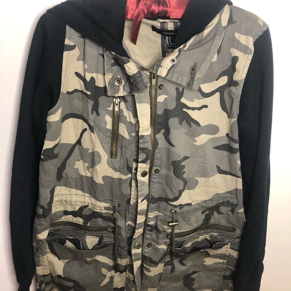 BLACK & CAMO HOODED JACKET W/POCKETS